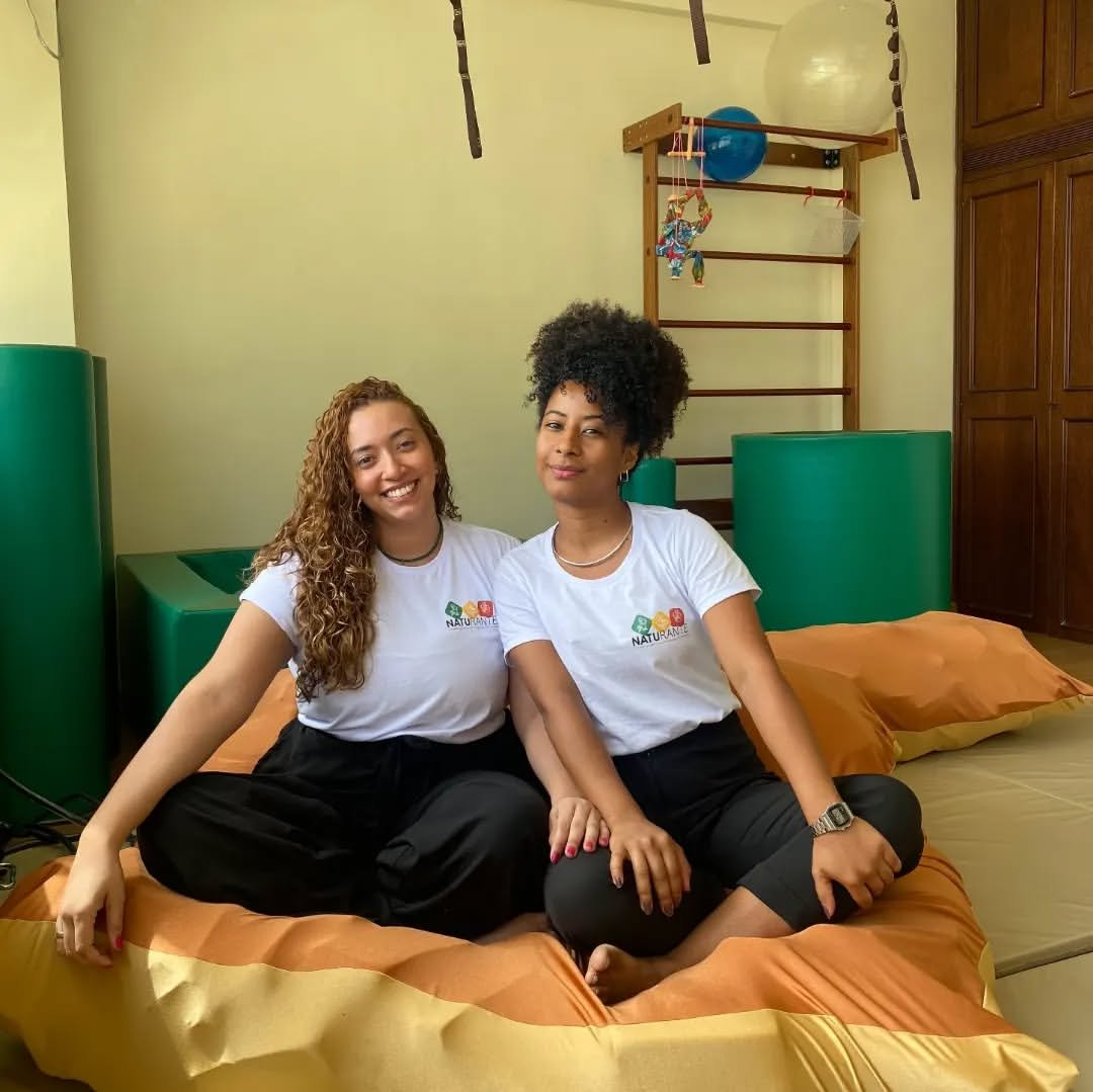 Criança sorrindo enquanto brinca ao ar livre, simbolizando a natureza e o desenvolvimento.